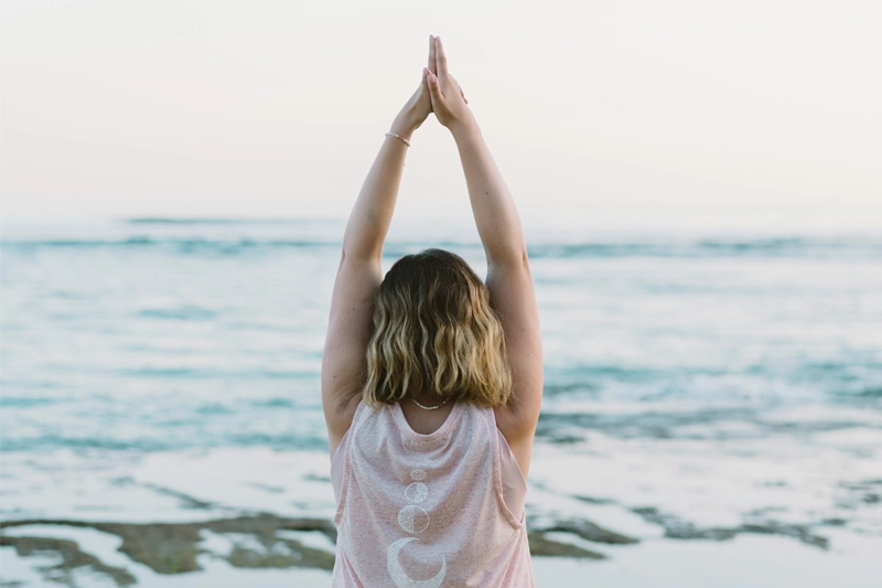 Surf-Yoga-Hamburg-Dein-Outdoor-Yoga-Kurs-für-mehr-Balance,-Kraft-Meer-Pink-Wave-Yoga